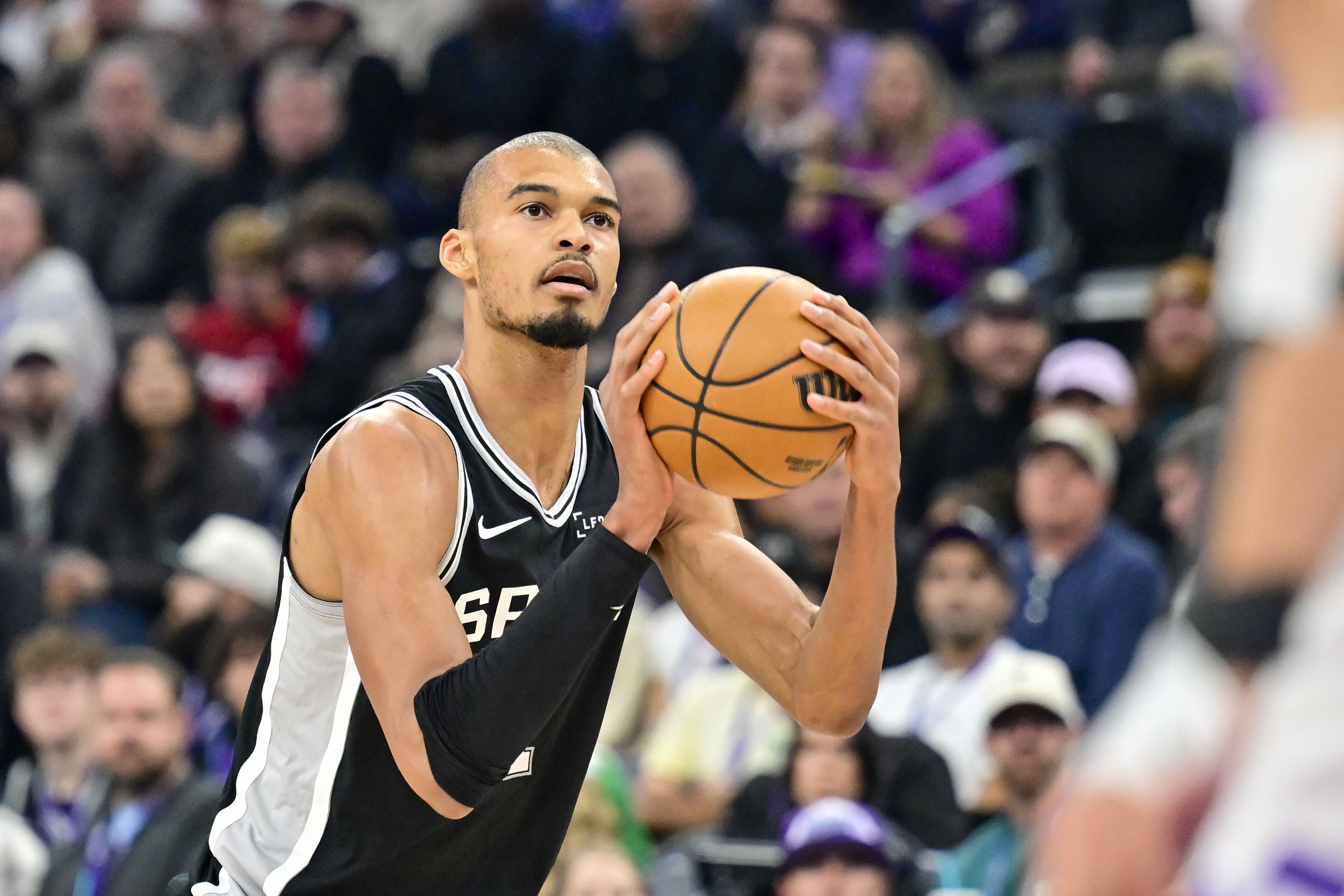 开云集团-锡安：文班是精英级别防守者 当冲击篮下时必须做出正确的决定